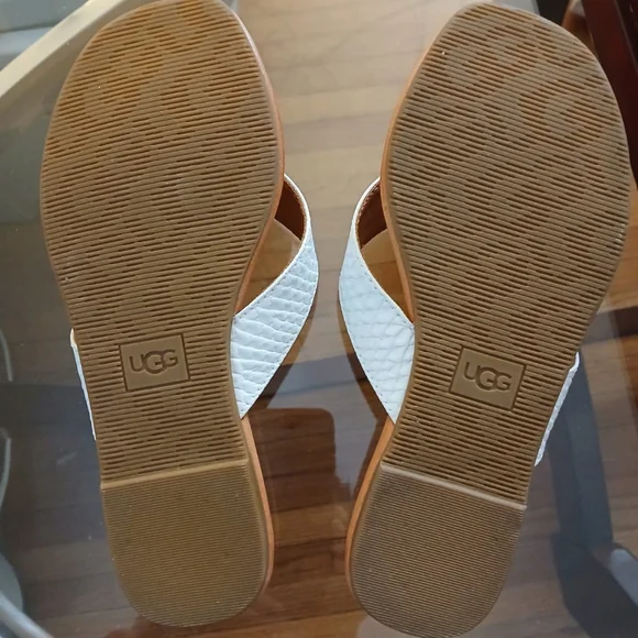 UGG Tuolumne Women Size 6 Tan and White Snakeskin Pattern Thong Sandals - Picture 6 of 6